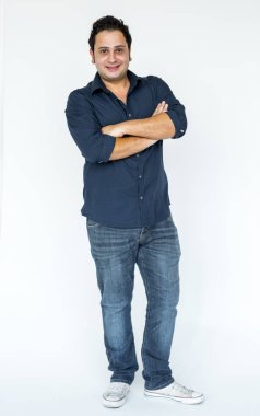 çapraz kolları ile ayakta adam