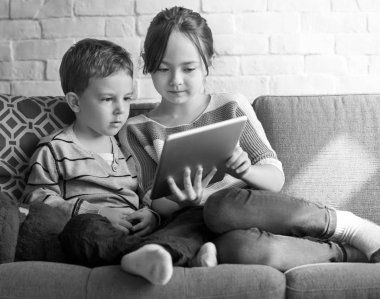 kız ve erkek kardeş dijital tablet kullanma