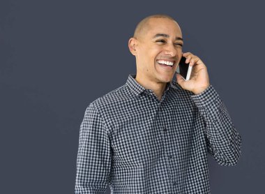 Mobil telefonda konuşurken gülümseyen adam 