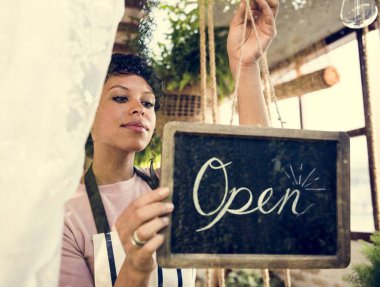 Afrikalı kadın dükkanda çalışan önlük 