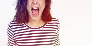 Stüdyoda poz veren güzel bir kadın.