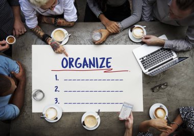 insanlar afiş üzerinde çalışma 