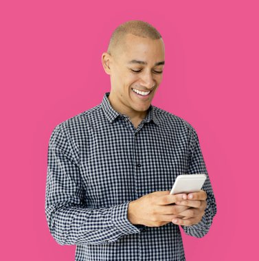 Cep telefonu kullanan adam