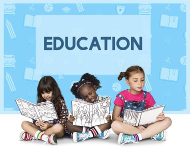 Çocuklar kitap okuyor.