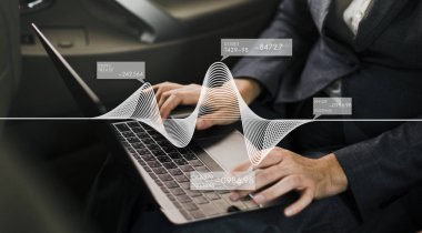 Arabaya dizüstü kullanarak işadamı