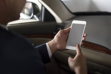 telefon kullanarak iş adamı