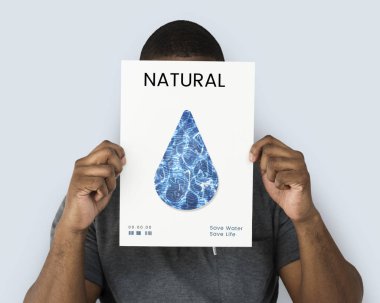 Su damlası ile banner tutan kişi