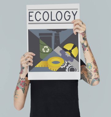 Dövmeli kişi holding afiş.