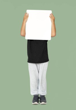 boş afişini suratla kapsayan çocuk