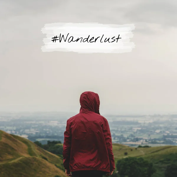 Man permanent op peak en kijken naar landschap — Stockfoto