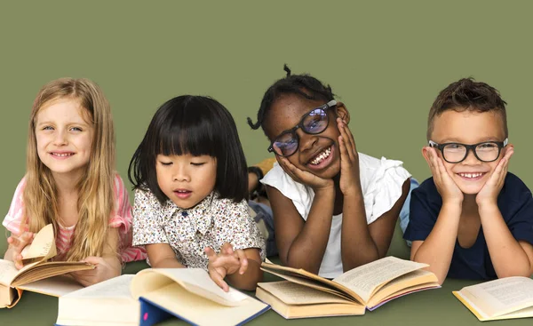 Crianças lendo livros — Fotografia de Stock