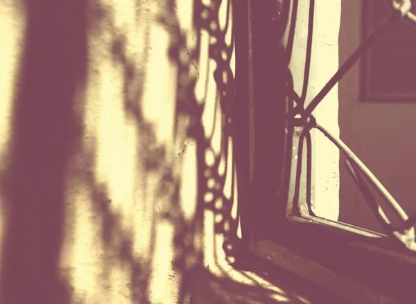 Zonnige licht in de ochtend ijzer venster — Stockfoto