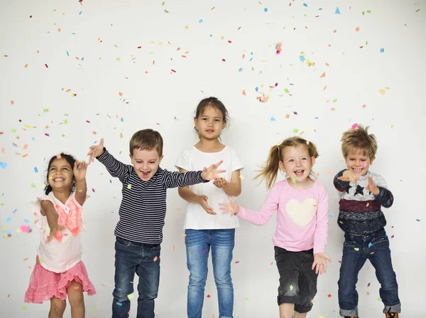 Boldog gyerekek dobott konfetti — Stock Fotó