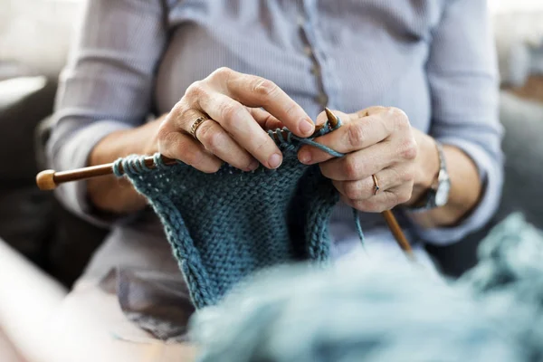 Senior vrouw breien — Stockfoto