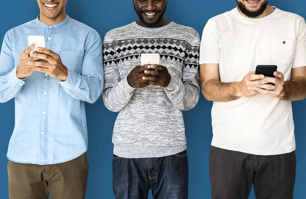 Τρεις άνδρες που χρησιμοποιούν κινητά τηλέφωνα — Φωτογραφία Αρχείου