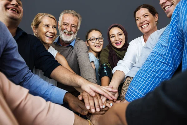 Grupp av olika människor samman — Stockfoto