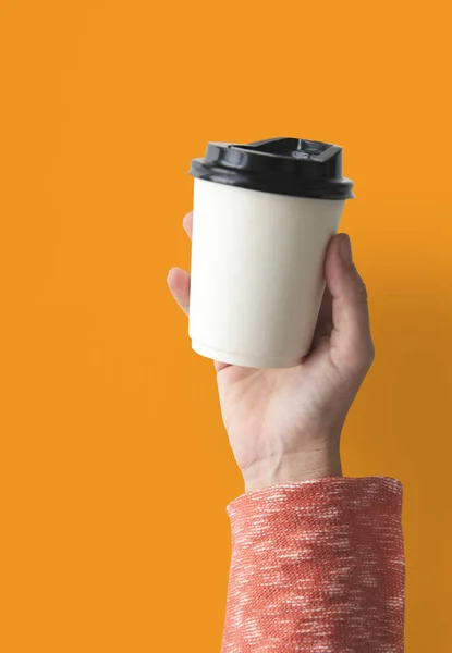 Ruka drží hrnek s kávou — Stock fotografie