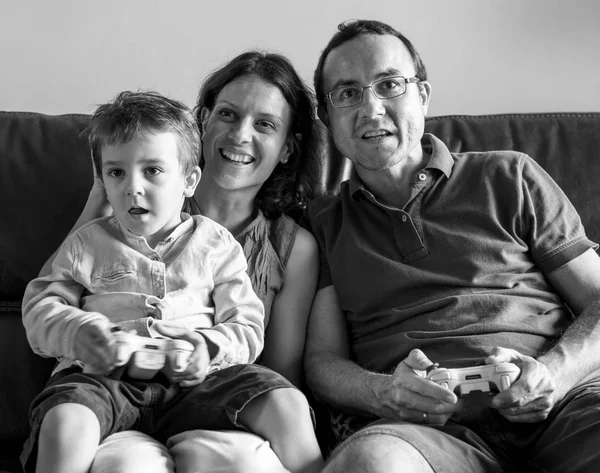 Família jogando jogo com controladores — Fotografia de Stock