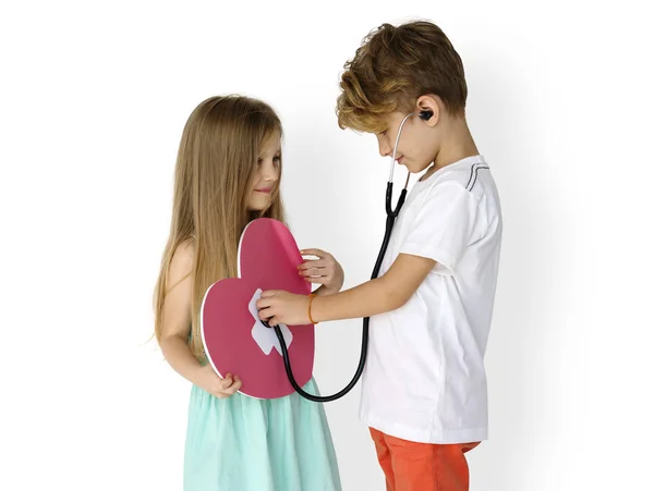 Děti poslech srdce s stetoskop — Stock fotografie