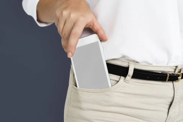 Мужчина достает смартфон из кармана — стоковое фото