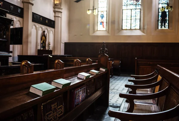 Пустой интерьер церкви — стоковое фото