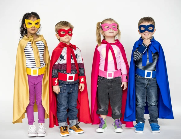 Kinderen in super heroe kostuums — Stockfoto