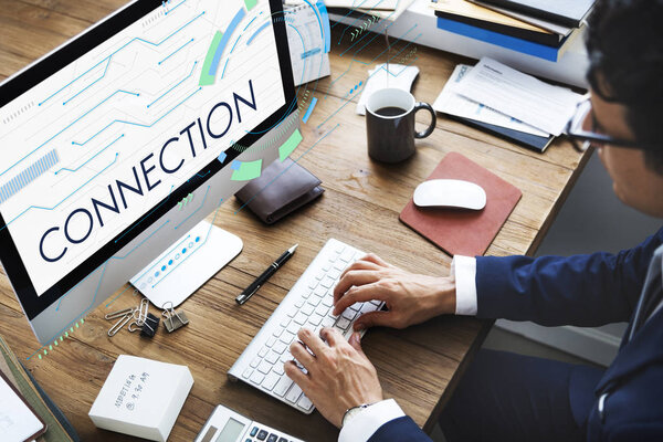 Бизнесмен, работающий с компьютером
