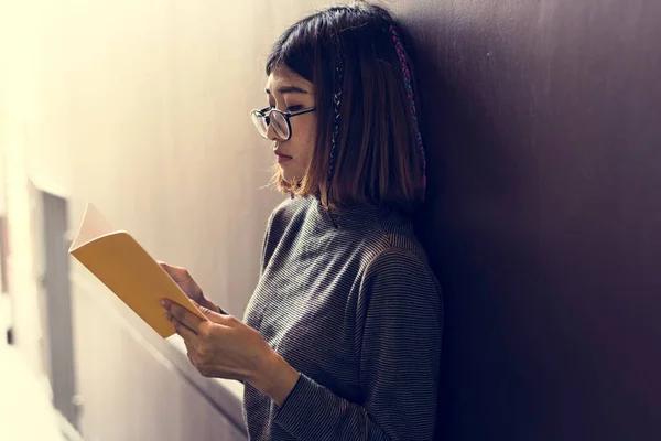 Libro de lectura mujer — Foto de Stock