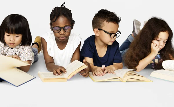 A gyerekek könyveket olvasnak. — Stock Fotó