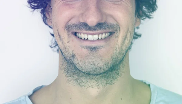Vonzó férfi mosoly — Stock Fotó