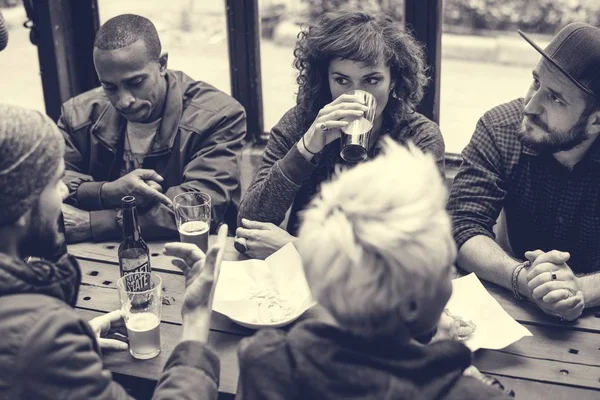 Friends drinking beer together — Stock Photo, Image