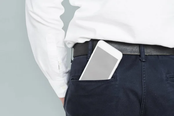 Smartphone in zak van mannelijke broek — Stockfoto