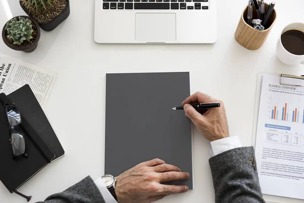 Bedrijfspersoon schrijven met pen — Stockfoto