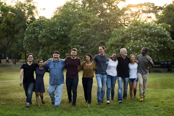 Vielfalt Menschen zusammen im Park — Stockfoto