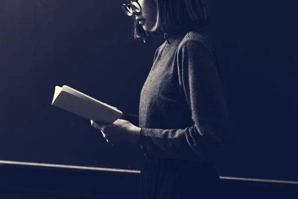 Kadın kitap okuyor. — Stok fotoğraf