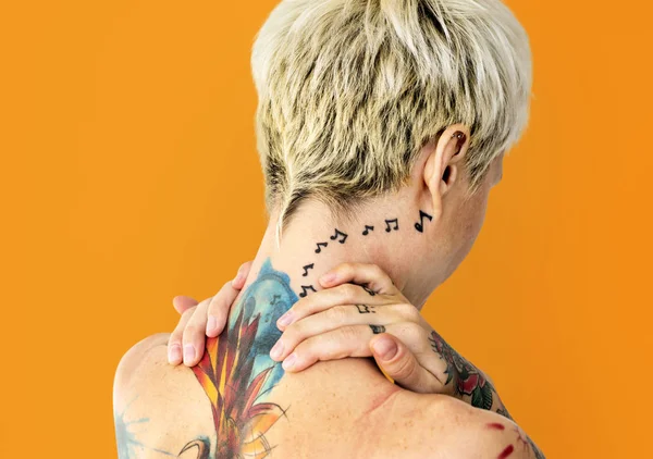 Sem camisa tatuado loira mulher — Fotografia de Stock