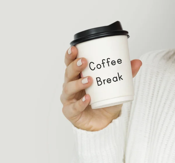 Mão feminina segurando caneca de café — Fotografia de Stock