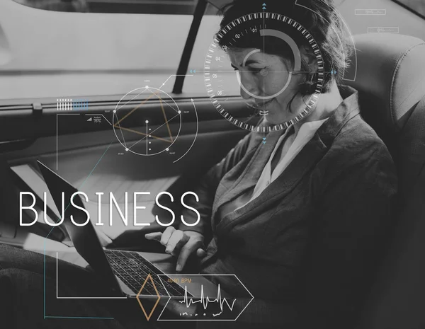 Businesswoman pracuje z laptopem — Zdjęcie stockowe