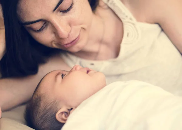 Mother taking care of baby — Stock Photo, Image