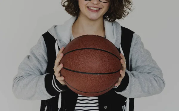 Lány gazdaság kosárlabda — Stock Fotó