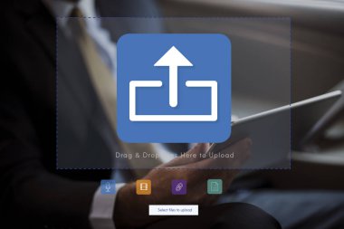 İşadamı tarama dijital tablet