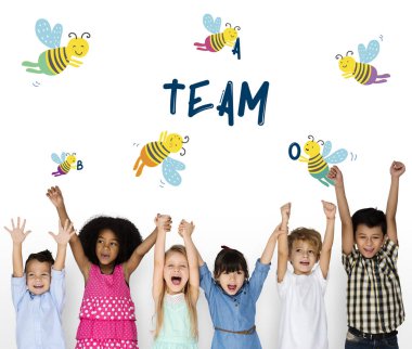 Çocuk el ele tutuşarak