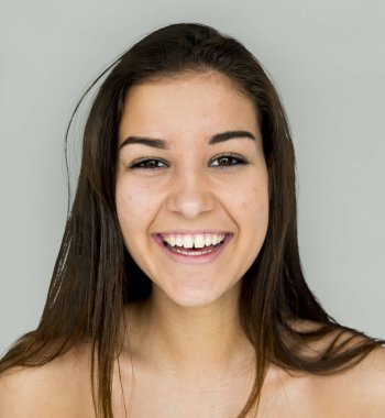 Stüdyo gülümseyen güzel kadın