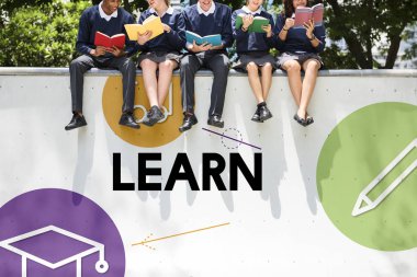 Öğrenciler kitap okuyor