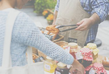 istemci ile organik dükkanı sahibi