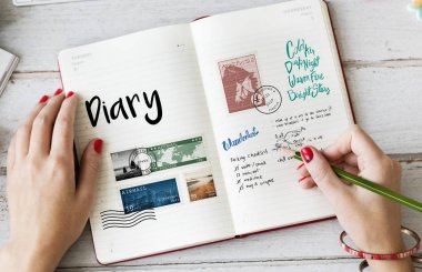 Not defterinde yazılı kadının elleri 