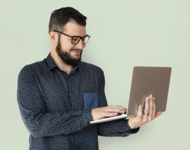 sakallı adam gözlüklü