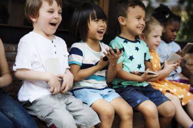  Hareket eden telefon aygıt kullanarak çocuklar