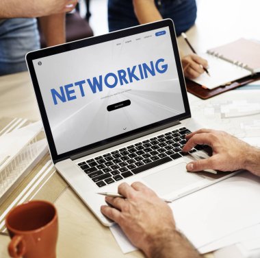 Bilgisayarda Daktilo Yazan İşadamı.