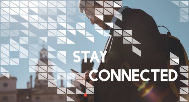 Akıllı telefon kullanan iş adamı